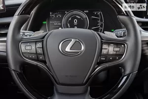 Мультифункциональный руль обшит комбинированной кожей